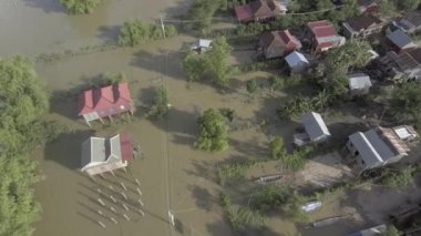 Hava dikey reddetti arıyorsunuz en kötü sel üzerinde Güneydoğu Asya ravaging, köyleri kırsal alanda boğulma
