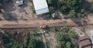 Toprak yol üzerinde sabit silindir bakarak