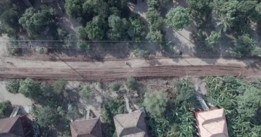 Bisiklet ve motosiklet kırsal köy bir toprak yolda sürme kaydırma yükü