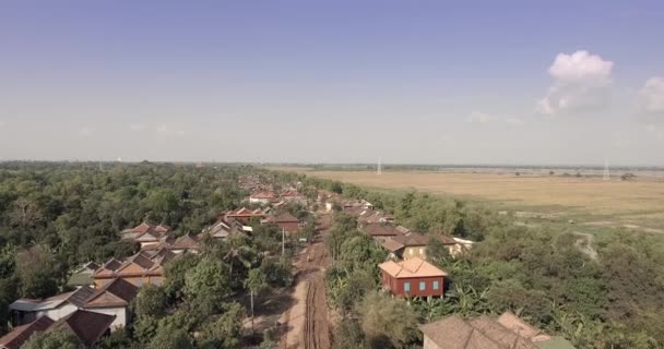 Aerial Drone Shot Vuela Hacia Atrás Sobre Camino Tierra Casas — Vídeos de Stock