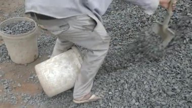 Bir kürek çakıl bir kova içine koymak için kullanma (yakın)