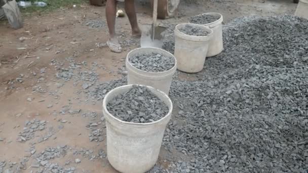 装满砾石的桶 — 图库视频影像