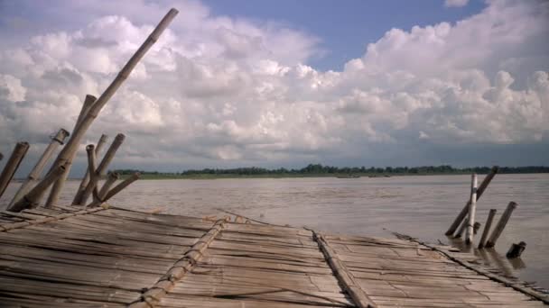 Fiume Mekong Sorge Ponte Bambù Rotto Separato Primo Piano — Video Stock