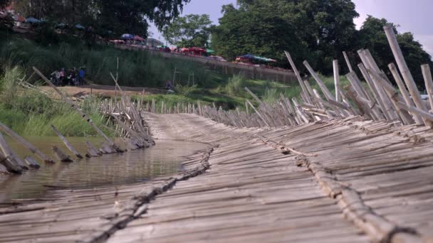 Mekong Floden Stiger Och Bambu Bron Bruten Och Separeras Närbild — Stockvideo