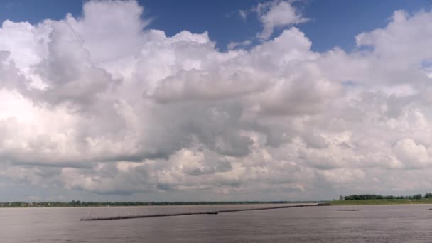 Esőfelhők Alakít Mekong Folyón Lebegő Törött Bambusz Híd Fele Részét — Stock videók