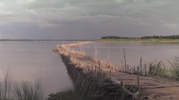 Riverside Weergave Van Een Bamboe Brug Een Bewolkte Dag — Stockvideo