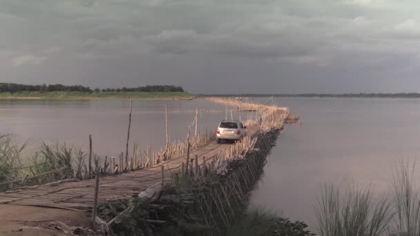 Auto Überquert Eine Bambusbrücke Einem Bewölkten Tag — Stockvideo