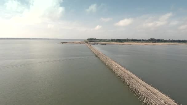 空中无人机射击 飞越孔河上的一座长竹桥 从它下面经过的小渔船 — 图库视频影像