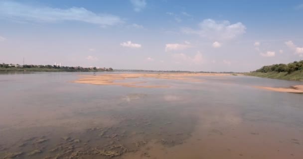 无人机射击 在旱季 在湄公河的沙洲上空低空飞行 以桥梁和城镇为背景 — 图库视频影像