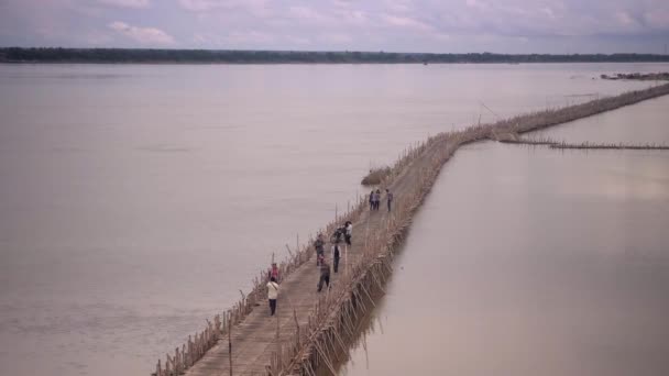 Kampong Cambodia May 2017 Riverside View People Walking Bamboo Bridge — Stock Video