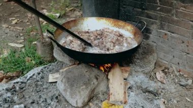 Açık ateşte tahta bir sopa kullanma 
