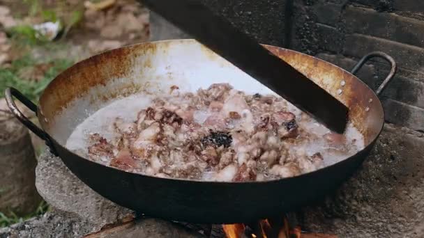 Mexendo Carne Porco Frita Dentro Wok Usando Uma Vara Madeira — Vídeo de Stock