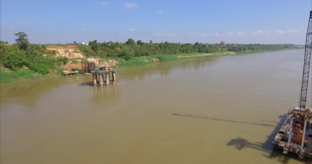 Воздушный Панорамный Снимок Фундамента Моста Установленного Барже Крана Реке — стоковое видео