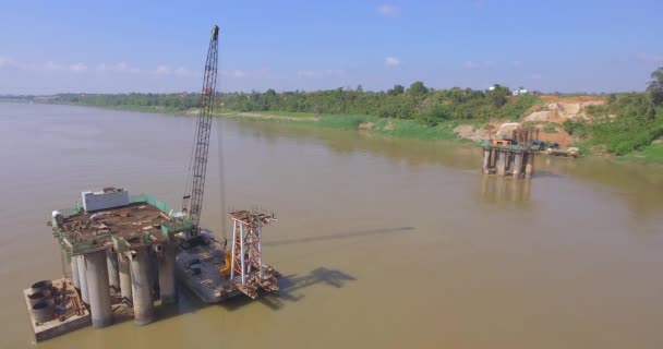 Tiro Panning Aéreo Fundação Ponte Uma Barcaça Guindaste Montado Rio — Vídeo de Stock