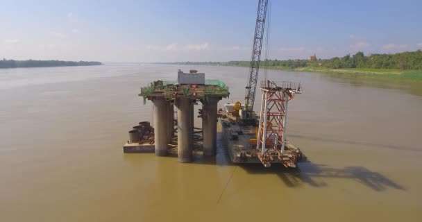 Воздушная Муха Фундаменту Моста Баржи Установлен Кран Реке — стоковое видео