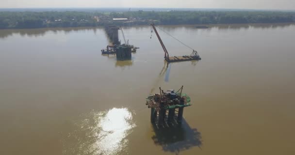 Luchtfoto Drone Schoot Vlieg Naar Bruggen Stichtingen Binnenvaartschepen Gemonteerde Kranen — Stockvideo