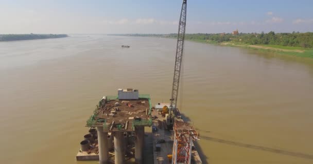 无人机拍摄的桥梁基础和驳船安装起重机在河流 — 图库视频影像