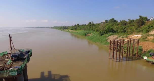 Luftaufnahme Zeigt Den Baubeginn Auf Den Pfeilern Der Brücke Fluss — Stockvideo