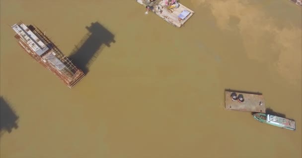 Levantando Tampa Cais Ponte Revelando Uma Barcaça Montada Guindaste Rio — Vídeo de Stock