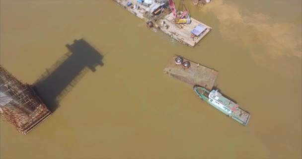 小さいボートの航空のオーバーヘッドが川のはしけのマウントされたクレーンから離れる装置を搭載 — ストック動画