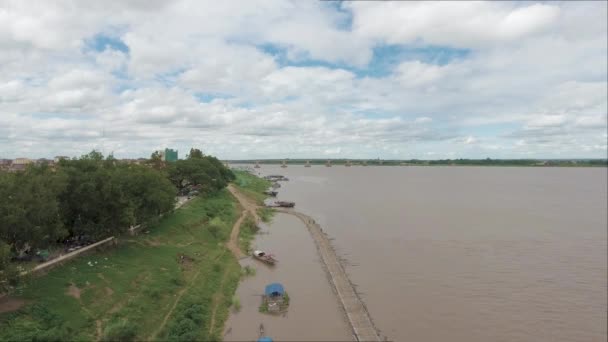 Vista Aerea Statica Del Fiume Mekong Sorge Ponte Bambù Rotto — Video Stock