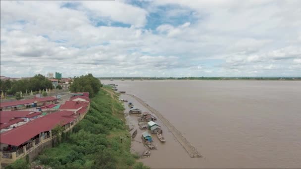 Statische Luchtfoto Van Mekong Rivier Ontspringt Brug Van Bamboe Gebroken — Stockvideo