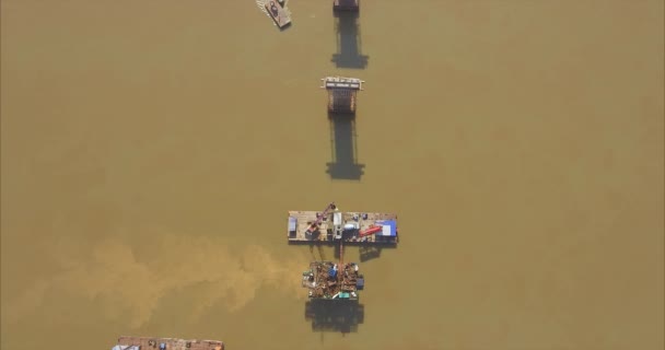 Antenne Für Brückenfundamente Und Kran Fluss — Stockvideo