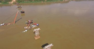 Köprü temelleri ve mavna monte vinç nehir hava kaydırma atış 