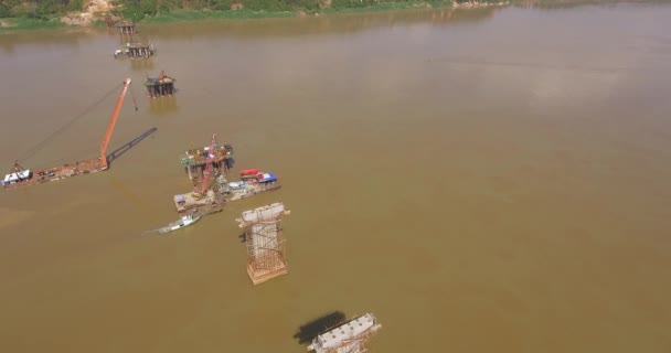 Antenn Panorering Skott Broar Stiftelser Och Pråmar Monterade Kranar Floden — Stockvideo