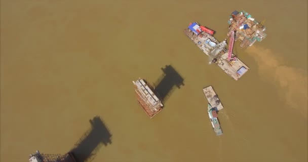 河中桥梁基础和驳船吊车的空中静力观 — 图库视频影像