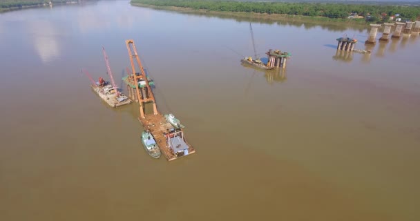 Aerial Strzał Panoramowanie Fundamenty Mostków Barki Montowane Żurawie Rzece — Wideo stockowe