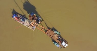Köprü pier tablo ve mavna üzerinde yükselen vinçler nehir monte
