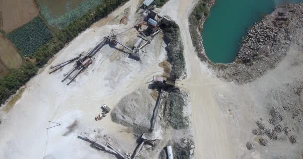 Vista Estática Aérea Uma Retroescavadeira Carregando Cascalho Caminhão Local Pedreira — Vídeo de Stock