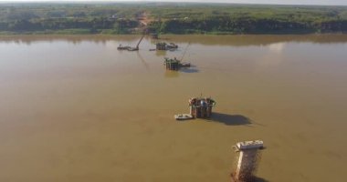 Hava dron vurdu: köprü temelleri ve mavna monte vinçler nehir üzerinde sinek