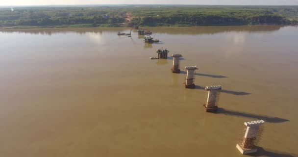 Tiro Drone Aéreo Voar Sobre Pontes Fundações Barcaças Guindastes Montados — Vídeo de Stock