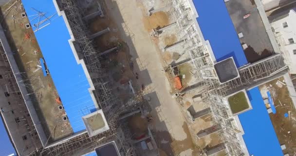 Plano Vertical Aéreo Mirando Hacia Abajo Sobre Nuevo Complejo Apartamentos — Vídeo de stock