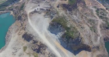 bir ekskavatör taş ocağı sitesinde bir damperli kamyon içine yükleme üzerinden hava sinek