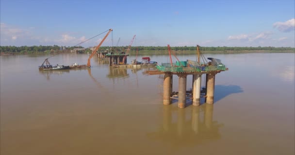 空中滑块拍摄的桥梁基础和驳船安装起重机在河流 — 图库视频影像