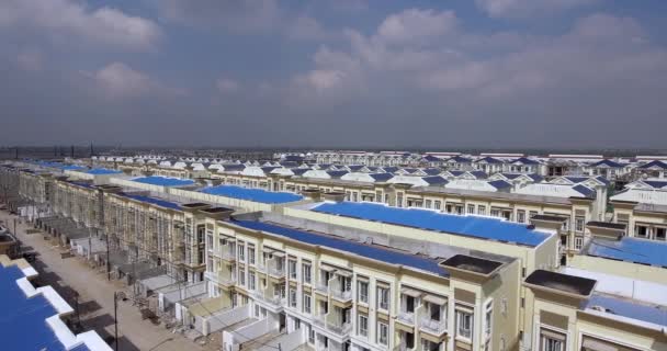 Luchtfoto Panning Van Nieuwe Appartementen Complex Zijn Bijna Klaar — Stockvideo