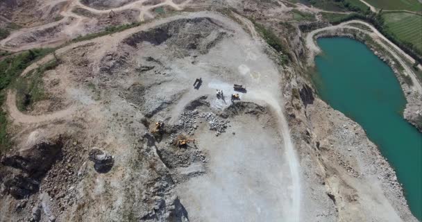 挖掘机将岩石装入采石场倾卸卡车的空中静态视图 — 图库视频影像