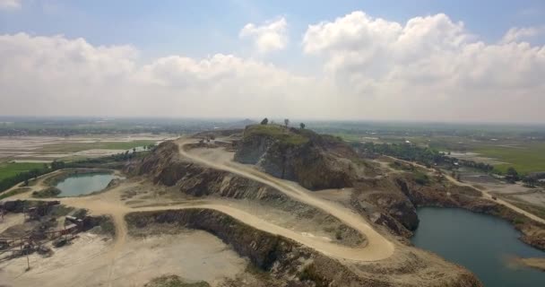 Images aériennes inclinables d'un site de carrière de montagne .