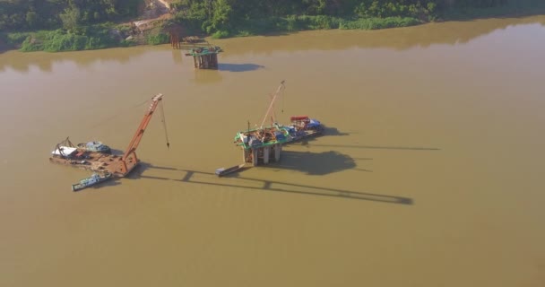 在河中安装起重机的桥梁 地基和驳船的空中平移射击 — 图库视频影像