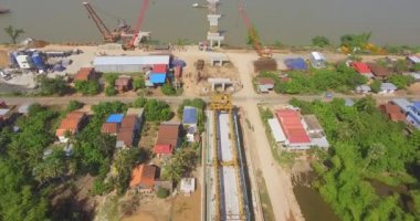 bir şantiye üzerinde uçan, yeni bir köprü inşa hava uçak atış