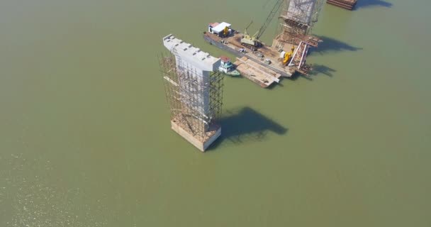 Στατική Αεροφωτογραφία Της Κγπ Προβλήτα Γέφυρα Υπό Κατασκευή Στο Ποτάμι — Αρχείο Βίντεο