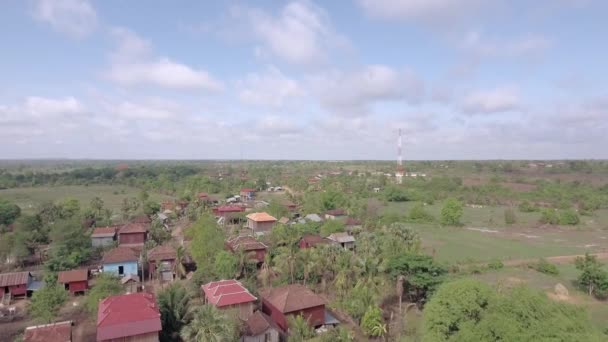 ショット空中ドローン 曇りの青い空の下で熱帯植物の間で典型的な東南アジア村上を飛んで — ストック動画