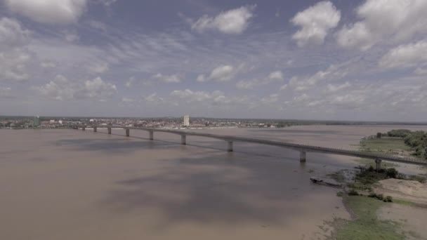 Vista Aérea Estática Vehículos Que Cruzan Largo Puente Hormigón Sobre — Vídeo de stock