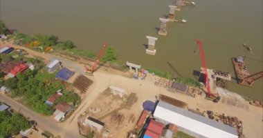 İnşaat alanında hava kaydırma video, bir köprü inşası