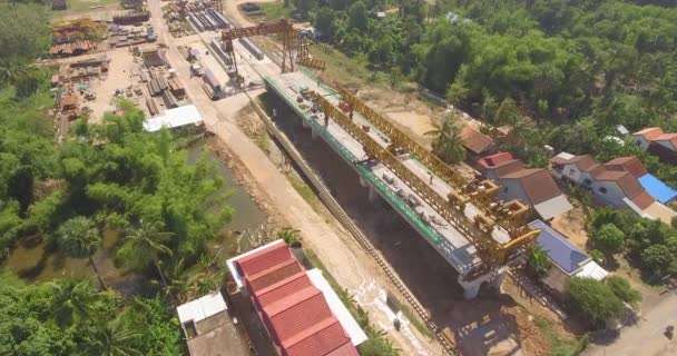 Drone Aéreo Disparado Sobrevoando Canteiro Obras Construindo Uma Nova Ponte — Vídeo de Stock