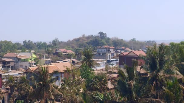 Piccola Città Rurale Tra Vegetazione Tropicale Veicoli Che Muovono Una — Video Stock