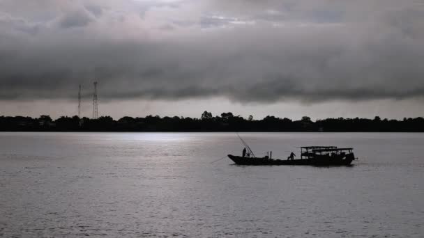 Güneş Kızdırma Yoğun Bulutlar Gökyüzü Kapsayan Nehir Suyu Yansıtan Nehir — Stok video